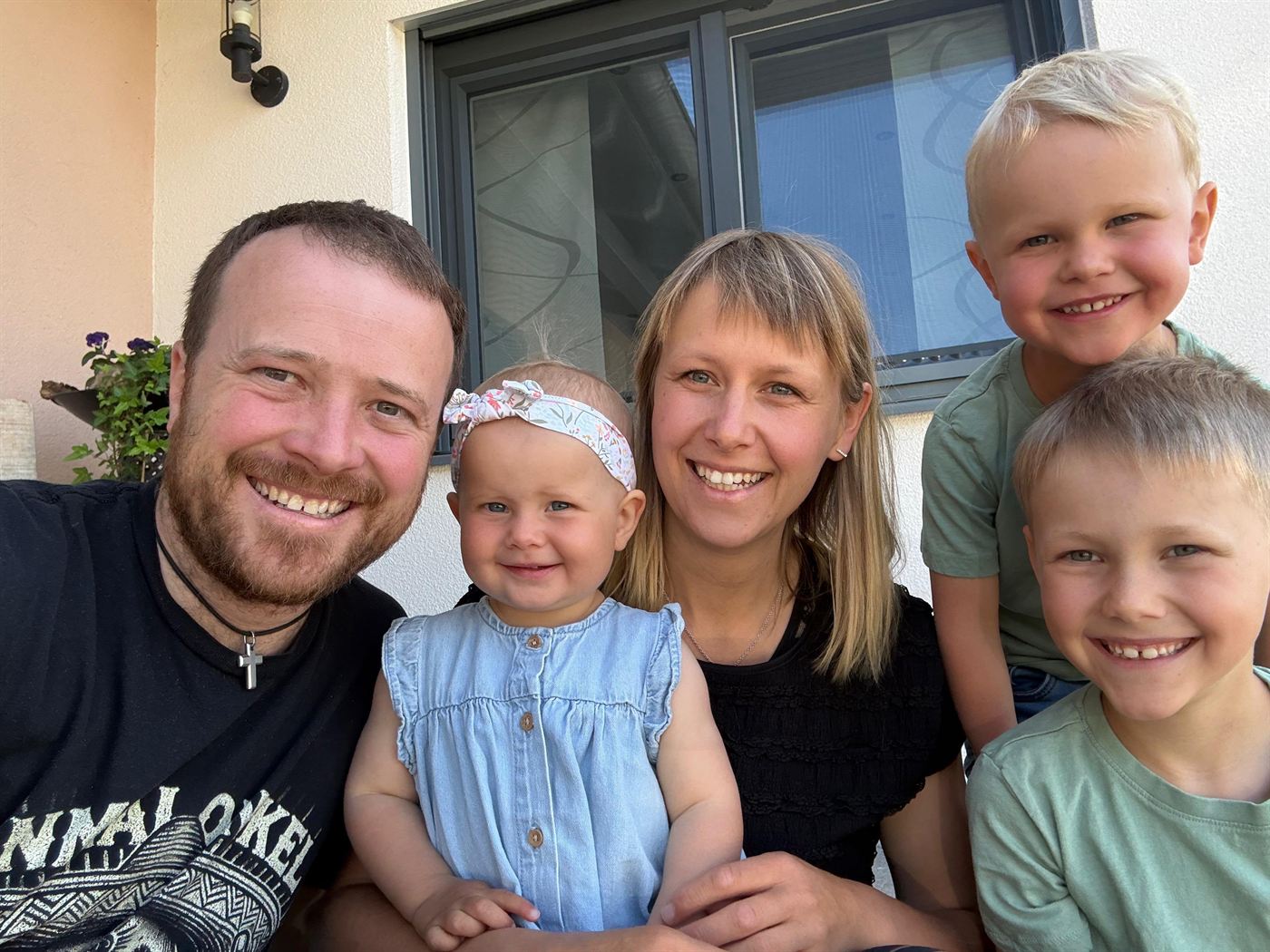 Herzfamilie Kirchberger mit Sohn Jonas: Eltern und drei kleine Kinder lachen in die Kamera.