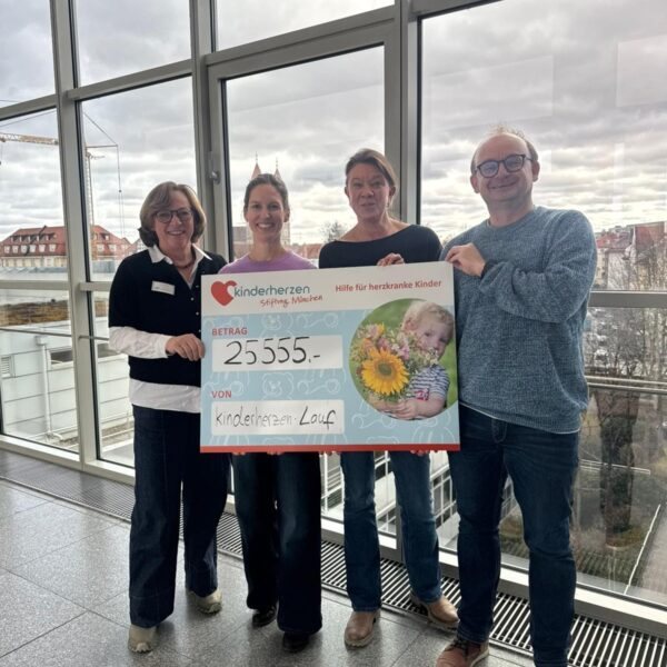 Kinderherzenlauf 2025: Torsten Pretzsch vom ausdauerclub und drei Vertreterinnen der kinderherzen mit dem Spendenscheck über 25.555 Euro.